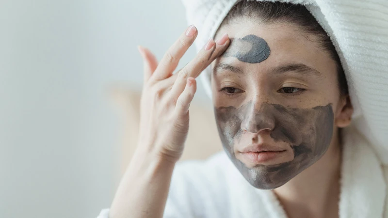 Mặt nạ đất sét hoặc than hoạt tính sử dụng một đến hai lần mỗi tuần giúp hấp thụ dầu thừa và làm sạch lỗ chân lông hiệu quả