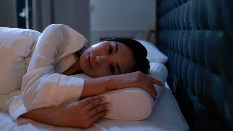 Thiếu ngủ và stress kéo dài có thể làm da xỉn màu, dễ nổi mụn và lão hóa sớm