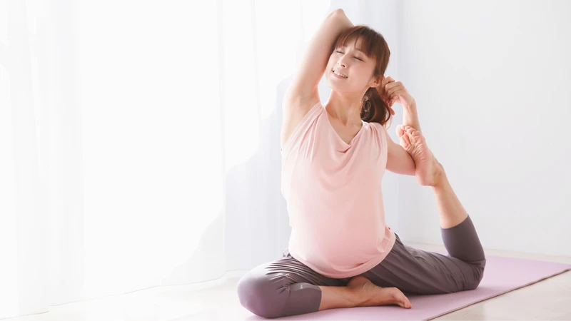 Hoạt động thể chất như yoga bầu, bơi lội,... giúp cải thiện chất lượng giấc ngủ mẹ bầu