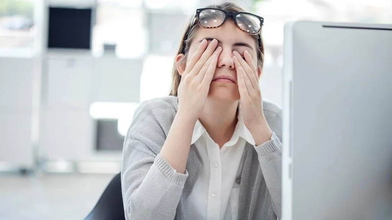 Người bệnh thường mất ngủ, ăn uống kém, sụt cân, luôn kiệt sức, chán nản