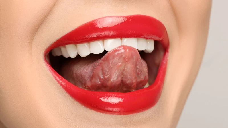 Đặt lưỡi đúng vị trí trên vòm miệng là bước đầu để luyện tập mewing