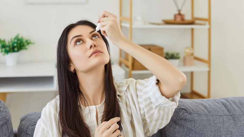 Vệ sinh, chăm sóc mắt hàng ngày để phòng ngừa tình trạng sưng mí mắt