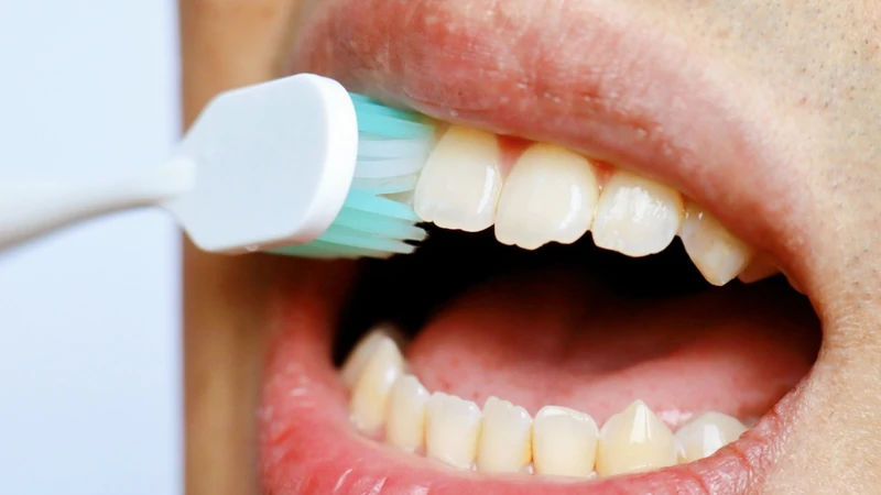 Vệ sinh răng miệng đúng cách giúp giảm hôi miệng và vị khó chịu