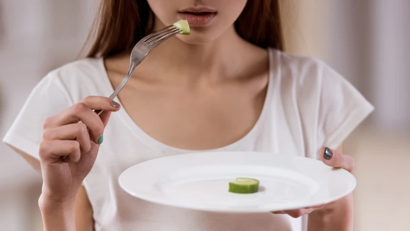 Không nên nhịn ăn hoặc áp dụng chế độ giảm cân quá nghiêm ngặt