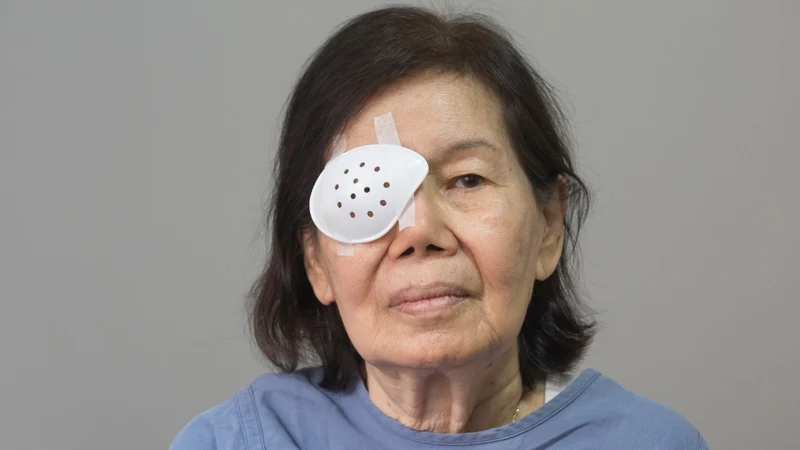Trong 24 giờ đầu, bạn nên giữ băng mắt liên tục để bảo vệ vết mổ