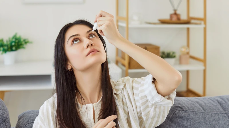 Trước khi nhỏ thuốc, hãy rửa tay sạch và tránh để đầu lọ thuốc chạm vào mắt