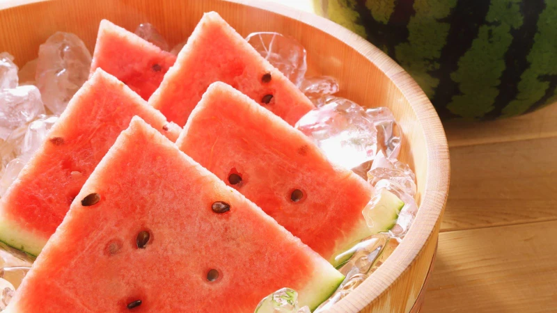 Trái cây quá lạnh như dưa hấu để tủ lạnh, lê lạnh… có thể gây lạnh bụng, đau bụng