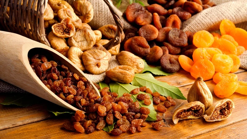 Trái cây sấy vẫn cung cấp chất xơ nhưng thường có hàm lượng nước thấp và năng lượng, đường tự nhiên cao hơn so với trái cây tươi theo cùng khối lượng