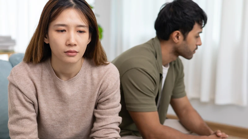 Cô lập hoặc kiểm soát các mối quan hệ khác, khiến bạn dần xa rời những người có thể hỗ trợ mình