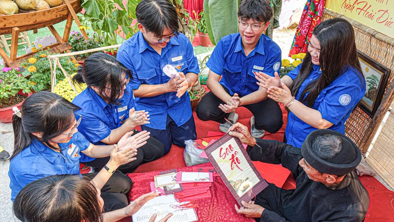 Môi trường xã hội bao gồm hệ thống các mối quan hệ và điều kiện do con người tạo ra