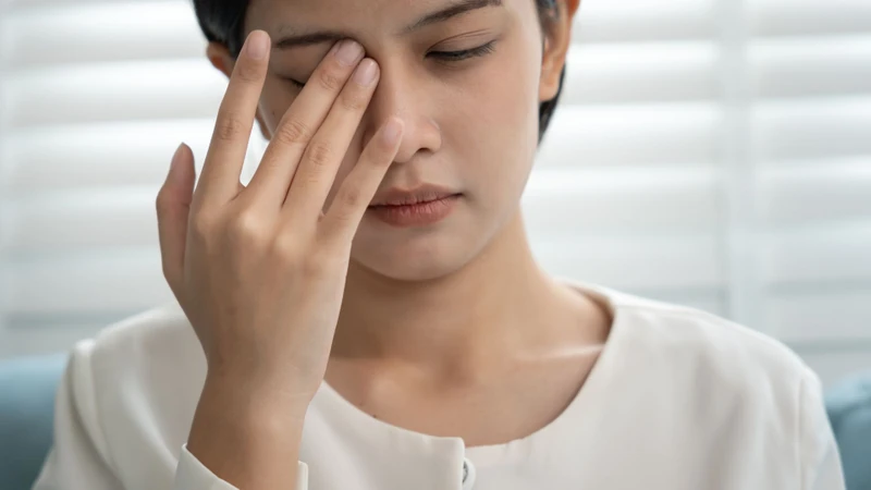 Ánh nắng, gió và bụi có thể làm tăng kích thích đối với bề mặt mắt