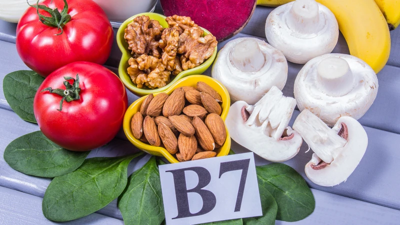 Móng tay bị gãy thiếu chất gì? Thiếu hụt biotin có thể khiến móng tay trở nên khô, dễ gãy, hoặc bong tróc từng lớp