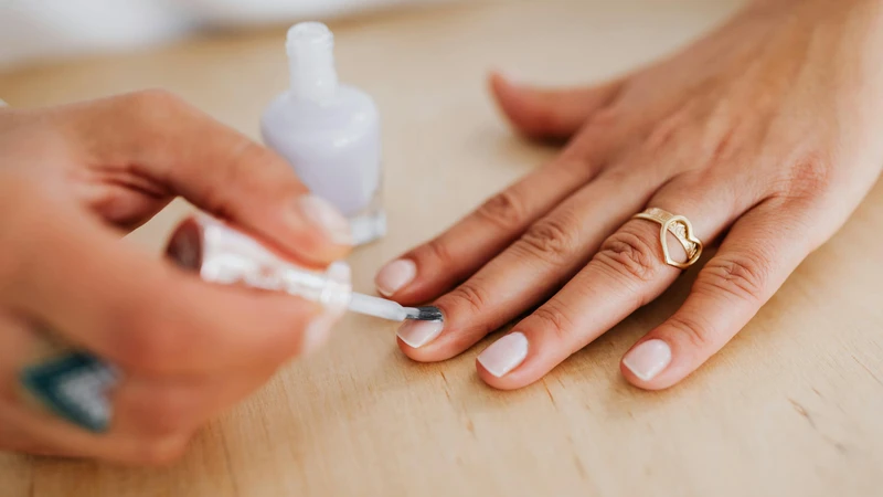 Chăm sóc móng từ thói quen nhỏ, giữ sạch khô gọn gàng và hạn chế sơn tẩy giúp móng bền khỏe