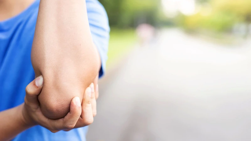 Massage nhẹ vùng quanh khuỷu tay có thể hỗ trợ thư giãn cơ và làm dịu cảm giác đau mỏi