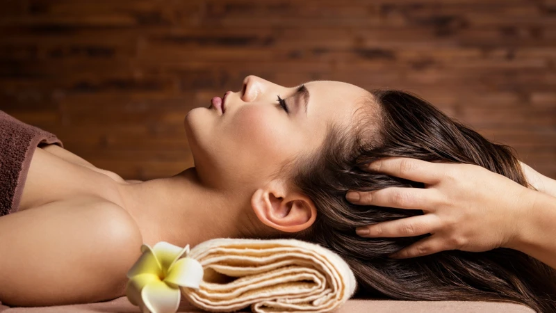 Kéo tóc nhẹ nhàng là một trong những cách massage đầu giảm stress