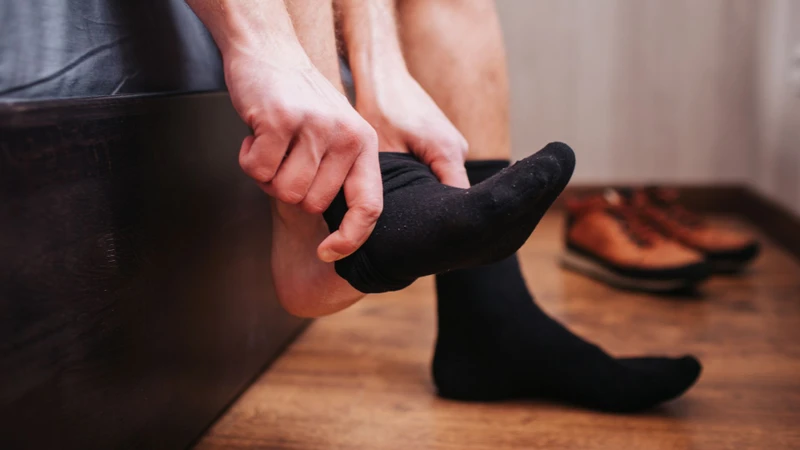 Lựa chọn giày, tất thoáng khí và thay tất thường xuyên giúp giảm mùi hôi