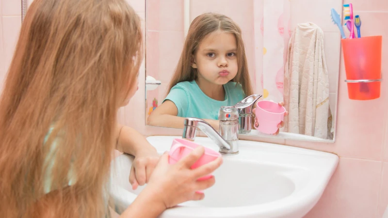 Súc miệng bằng nước muối ấm là một trong những cách trị nhức răng có lỗ