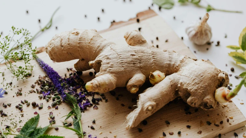 Gừng tươi giúp làm ấm cơ thể, dịu cổ họng và khi dùng cùng củ cải trắng có thể hỗ trợ giảm ho, giảm đờm