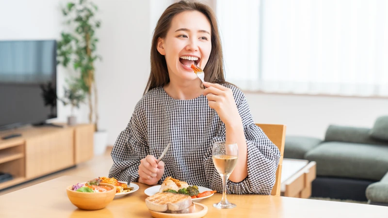 Ăn chậm nhai kỹ để giúp giảm gánh nặng cho dạ dày và tạo cảm giác no lâu hơn