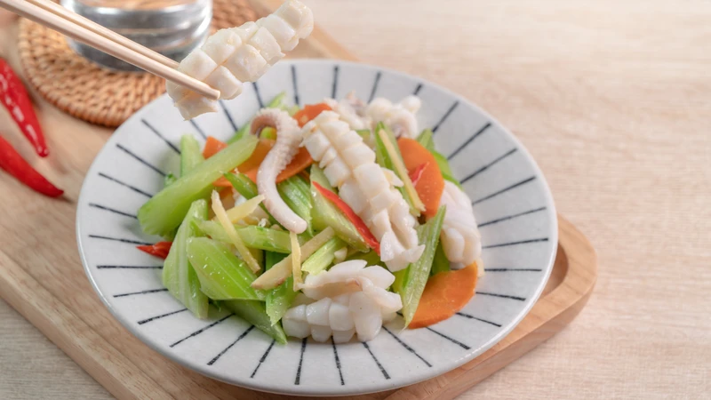 Kết hợp mực với rau củ và lựa chọn cách chế biến phù hợp giúp cân đối bữa ăn