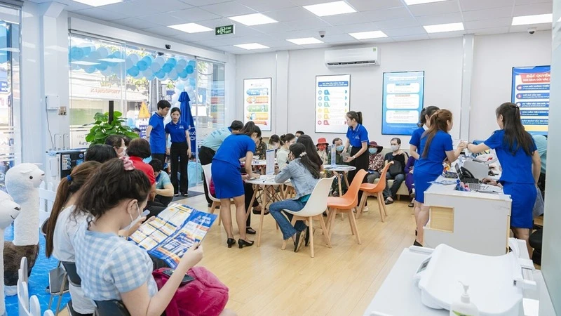 Tiêm chủng Long Châu có đội ngũ y bác sĩ giàu kinh nghiệm, tư vấn tận tình và đảm bảo quy trình tiêm chủng