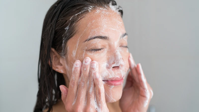 Rửa mặt đều đặn hai lần mỗi ngày, thao tác nhẹ nhàng giúp da thông thoáng, giảm nguy cơ mụn bọc
