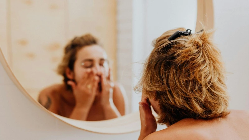 Làm sạch da đúng cách giúp hạn chế hình thành mụn đầu đen