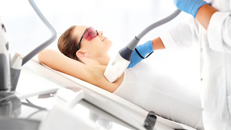Tham khảo ý kiến bác sĩ nếu tình trạng mụn đầu đen ở nách kéo dài