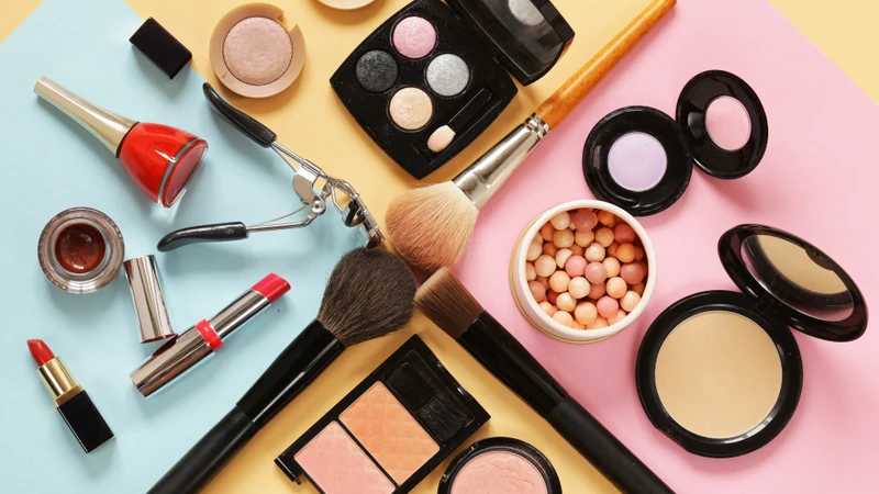 Lỗ chân lông bị bít tắc do sử dụng các loại mỹ phẩm không phù hợp có thể dẫn đến mụn đầu trắng