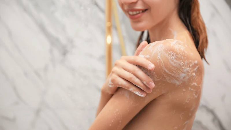 Người bị nổi mụn ở lưng nên tắm kỹ để tránh tồn dư sữa tắm, dầu gội trên da