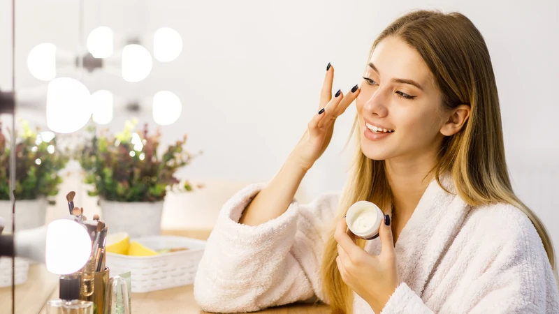 Giữ vệ sinh da và lựa chọn sản phẩm phù hợp giúp bảo vệ vùng da quanh miệng khỏi mụn