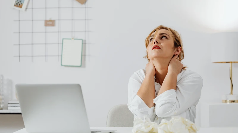 Tránh ngồi lâu một chỗ, vận động định kỳ mỗi ngày giúp cơ thể khỏe và hạn chế mụn nhọt