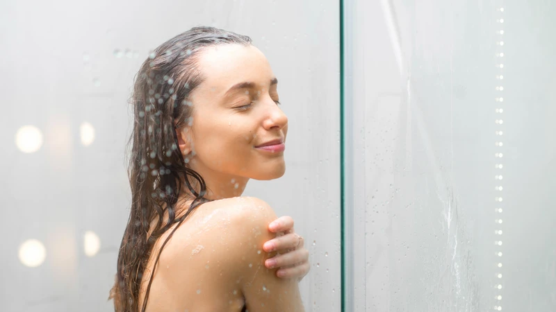 Thói quen tắm rửa đúng cách và dùng xà phòng dịu nhẹ giúp giảm nguy cơ bệnh tật