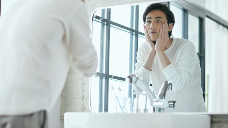 Rửa mặt sạch sẽ hàng ngày giúp hạn chế mụn viêm