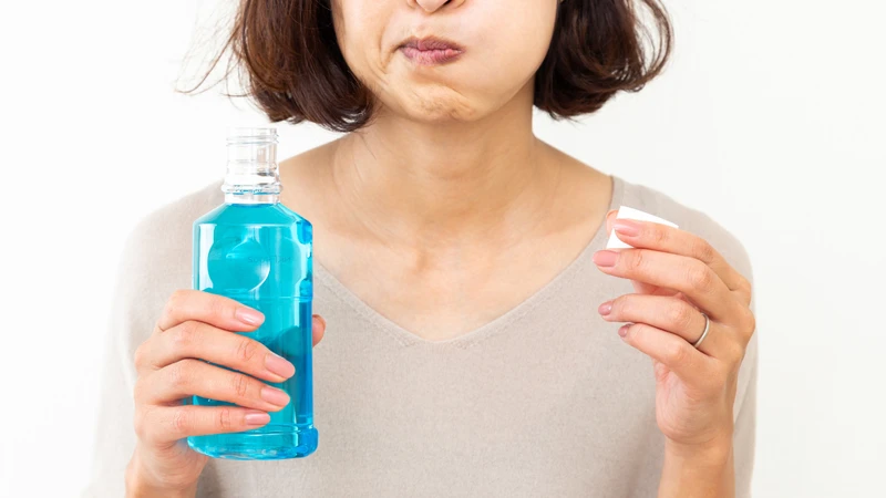 Súc miệng hoặc đánh răng kỹ