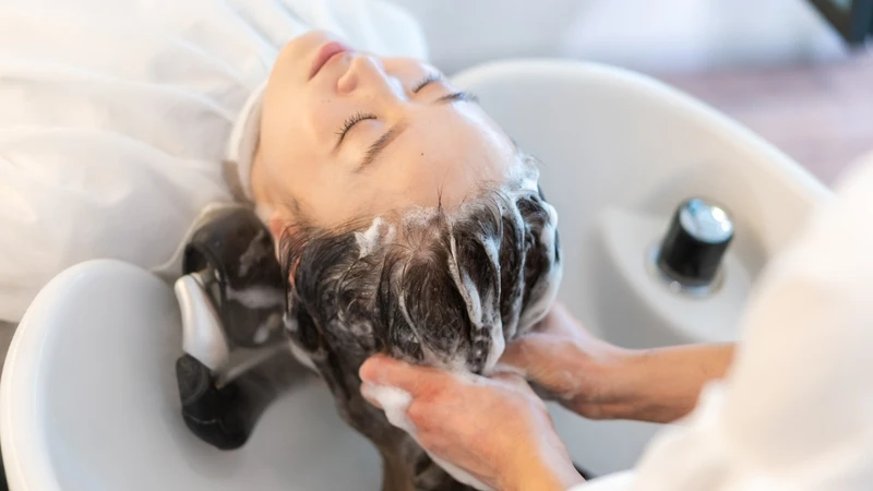 Gội đầu đúng cách bằng sản phẩm phù hợp giúp làm sạch da đầu và hạn chế nấm tái phát