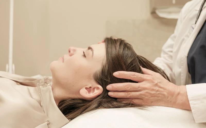 Nên thăm khám da liễu khi có các biểu hiển như ngứa, bong vảy, rụng tóc kéo dài