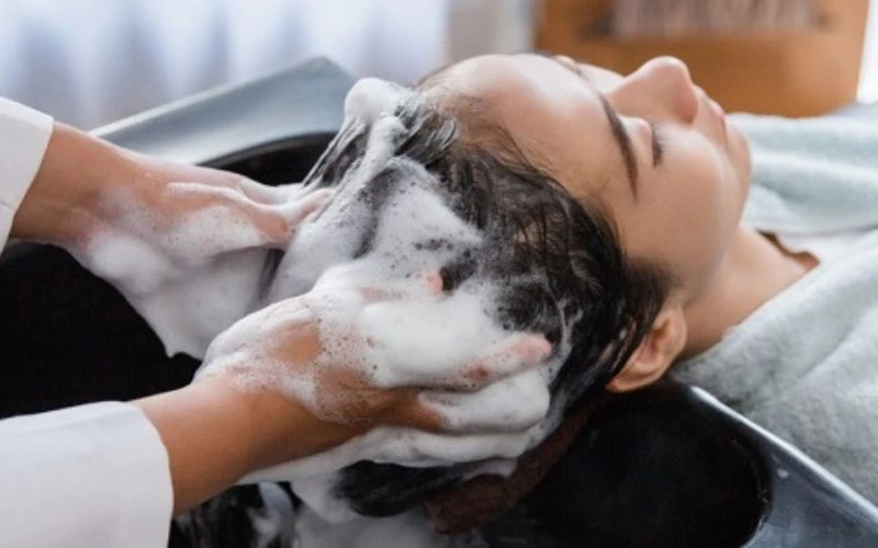 Người bệnh nấm da đầu cần lựa chọn dầu gội phù hợp, cũng như hạn chế cào gãi nhiều gây tổn thương da đầu