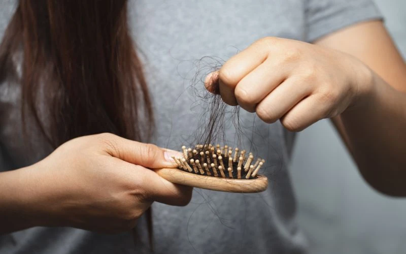 Nấm da đầu thể gây rung tóc trong khi gàu chỉ ảnh hưởng về mặt thẩm mỹ