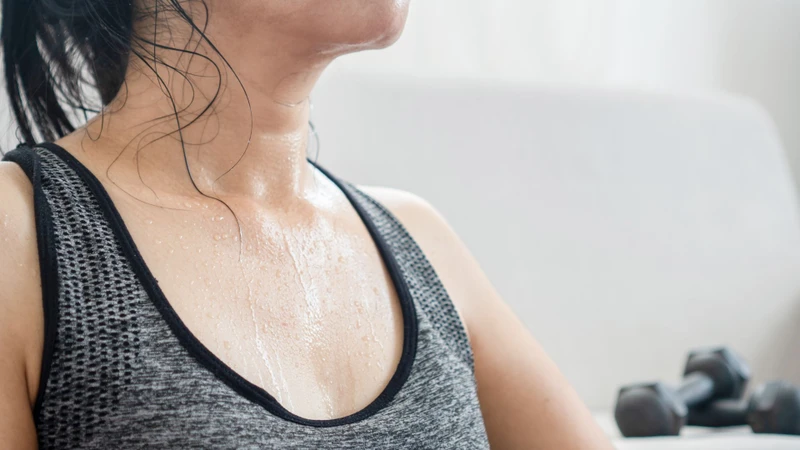 Mặc quần áo chật và ẩm ướt là một trong những nguyên nhân dễ gây nấm da đùi