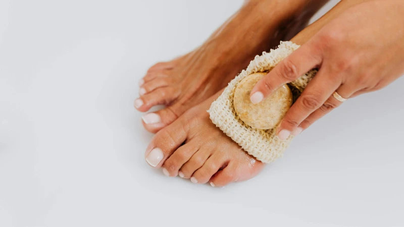 Phòng ngừa nấm móng chân hiệu quả nhất là giữ chân khô ráo, sạch sẽ, đặc biệt là kẽ ngón chân