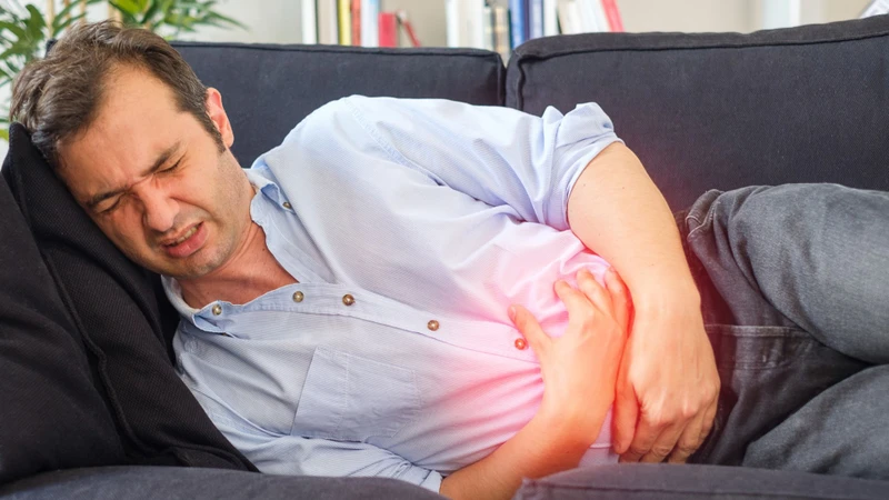 Người bị trào ngược dạ dày nên nằm nghiêng trái khi ngủ