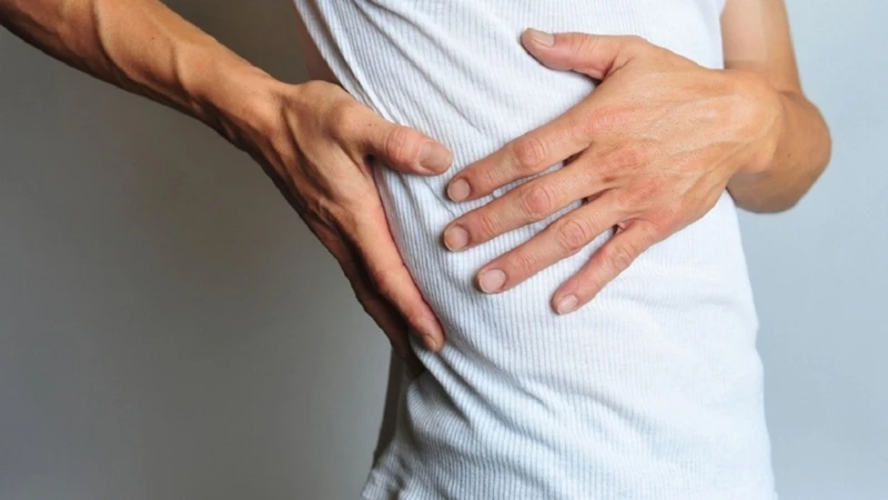 Nằm nghiêng bên phải bị đau sườn kèm dấu hiệu bất thường là tình trạng cần lưu ý