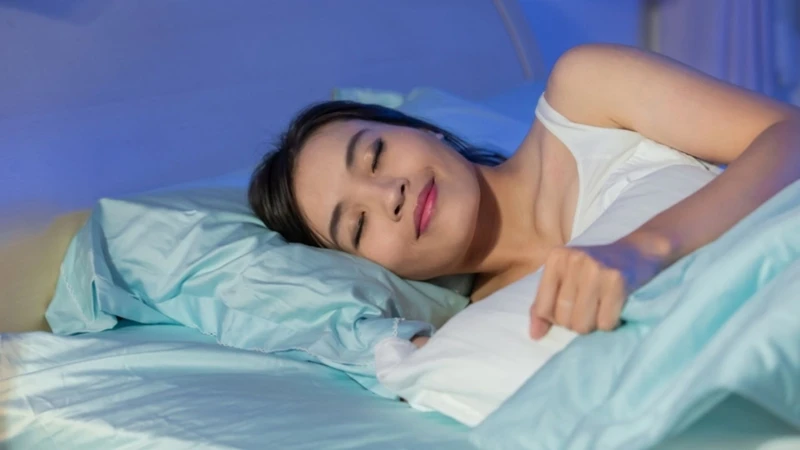 Nghỉ ngơi và tránh vận động mạnh giúp cải thiện đau sườn thoáng qua khi nằm nghiêng