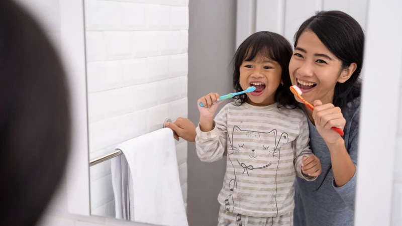 Đánh răng, dùng chỉ nha khoa và kiểm soát mảng bám hằng ngày
