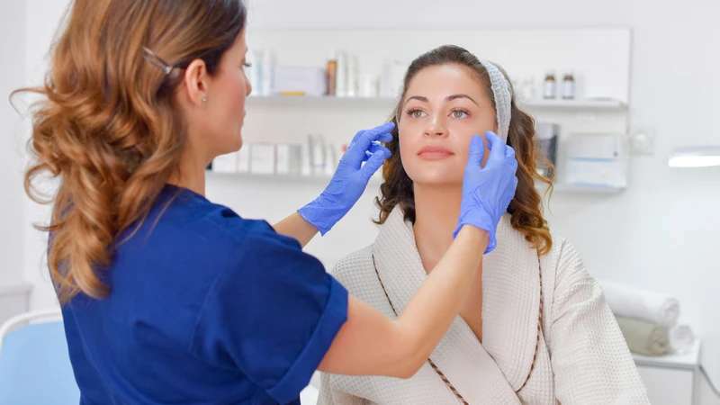 Bác sĩ cần đánh giá sức khỏe và tiền sử bệnh trước khi quyết định phẫu thuật