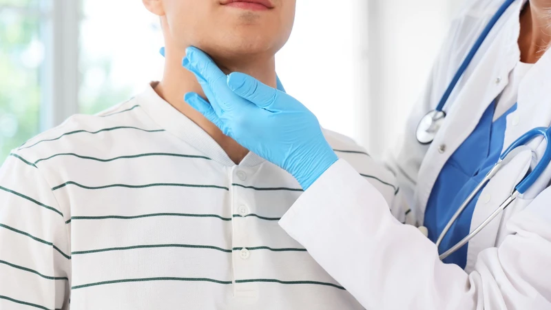 Nang nhỏ ở tuyến giáp có thể được phát hiện tình cờ khi kiểm tra vùng cổ