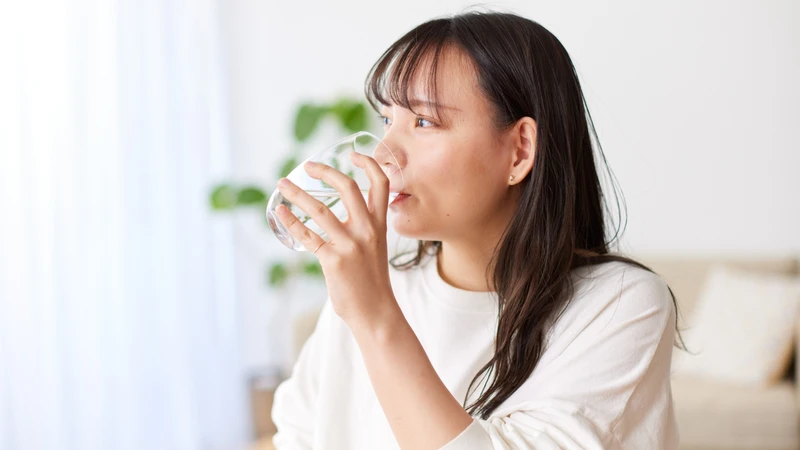 Nên uống đủ nước mỗi ngày để hỗ trợ quá trình chuyển hóa năng lượng của cơ thể
