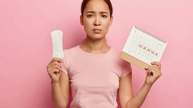 Dấu hiệu nhận biết nang noãn là rối loạn kinh nguyệt, chu kỳ không đều hoặc ra máu bất thường