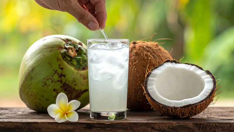 Nước dừa không nên được sử dụng thay thế hoàn toàn nước lọc